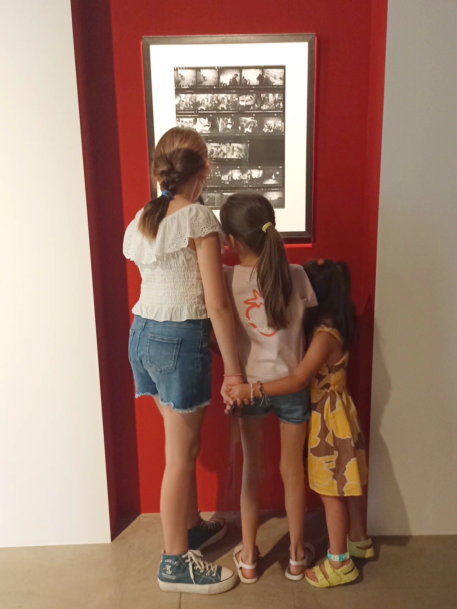 Tres niñas disfrutan de la fotografía de Robert Frank en Espacio fundación telefónica