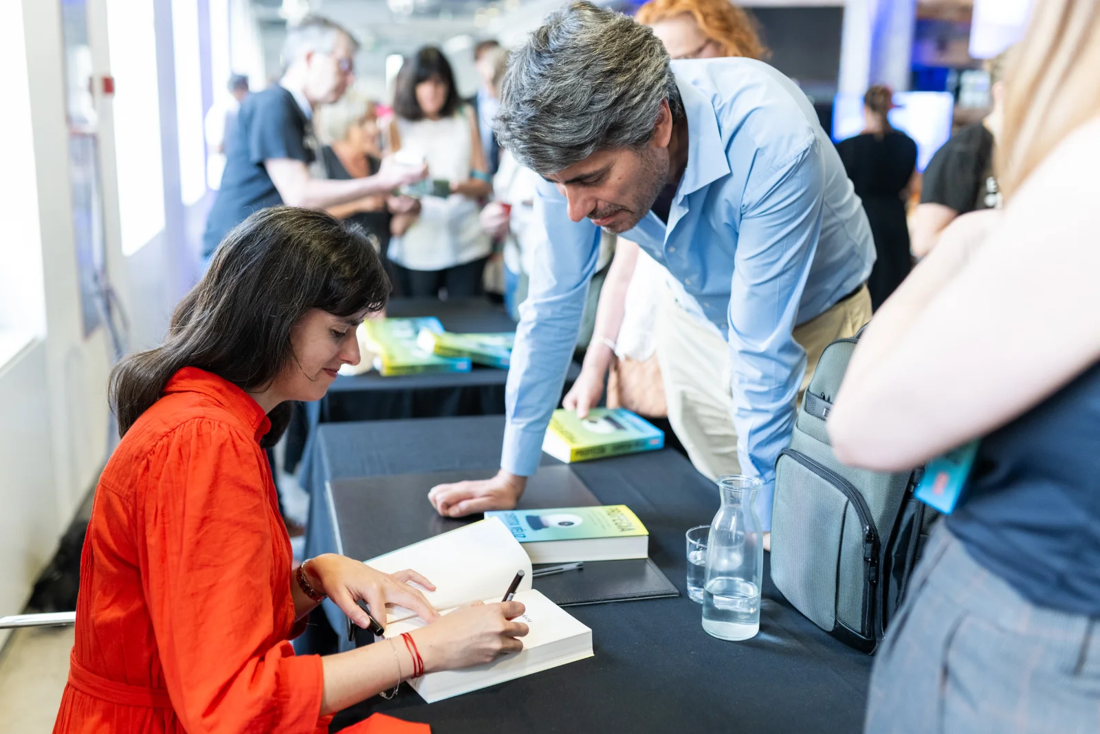 Imagen durante la firma de libros tras el encuentro de 'Tech & Society: Carissa Véliz'