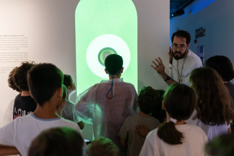 Un grupo de niños recorrre la exposición 'Revolución Cuántica' en un taller sobre cuántica