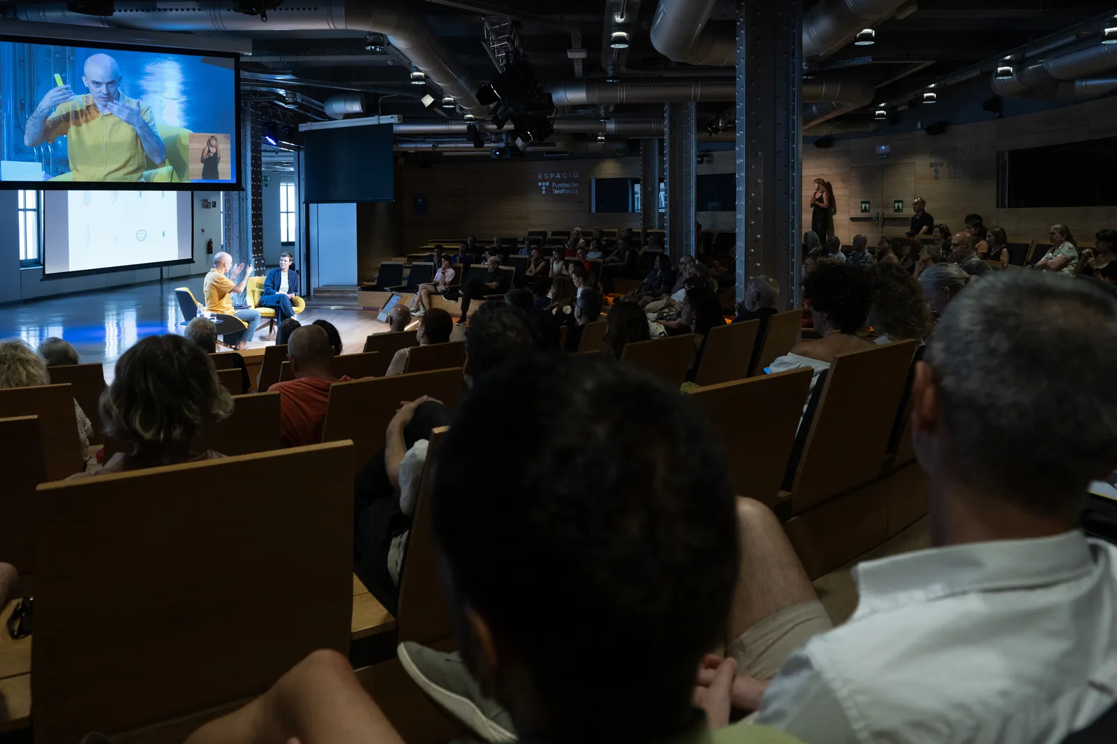 Colectivo Estampa hablan de sus proyectos, de la mano de María Santoyo, directora general del festival PhotoESPAÑA.