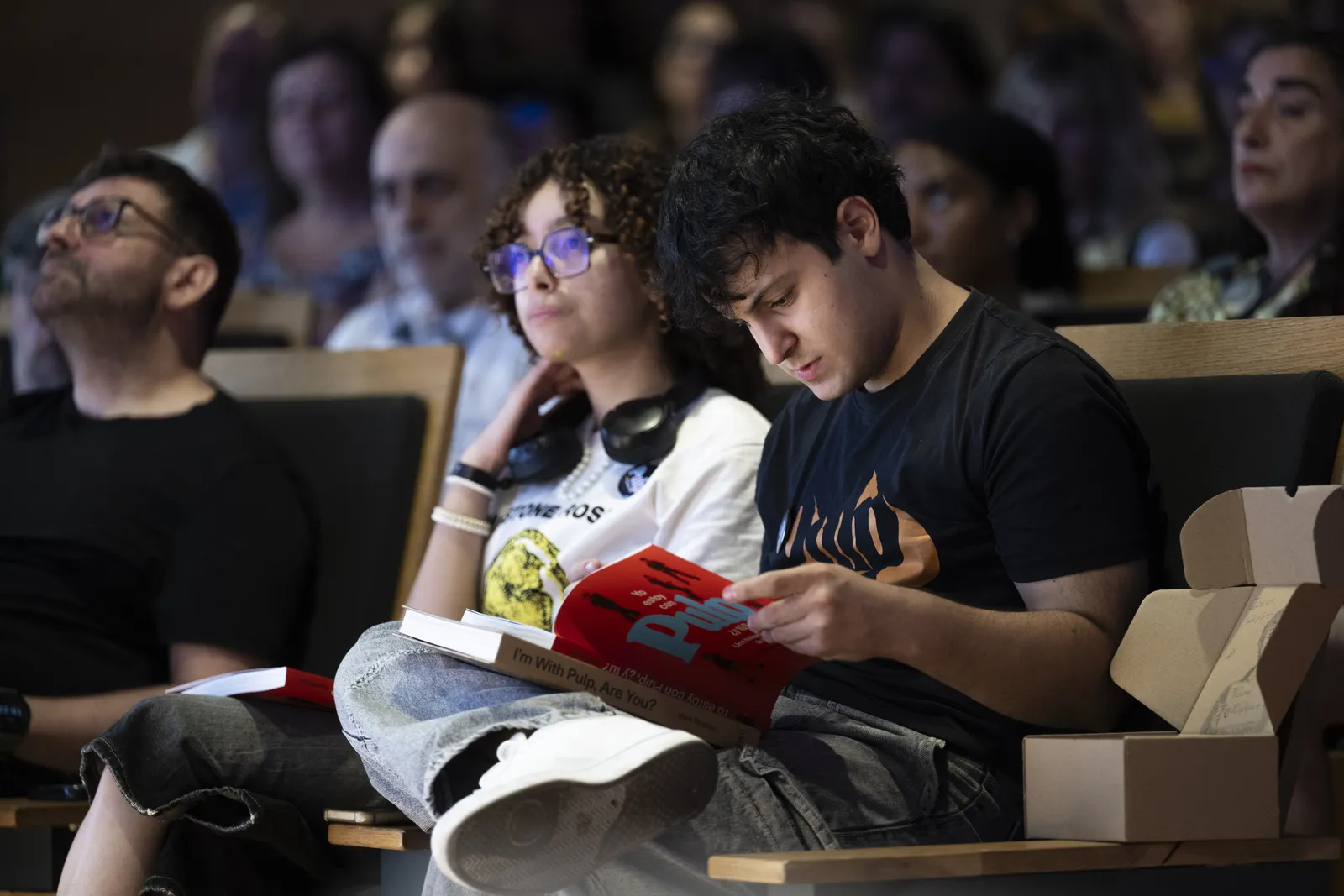 Un momento del encuentro entre Fernando Navarro y Mark Webber para presentar su libro acerca de Pulp