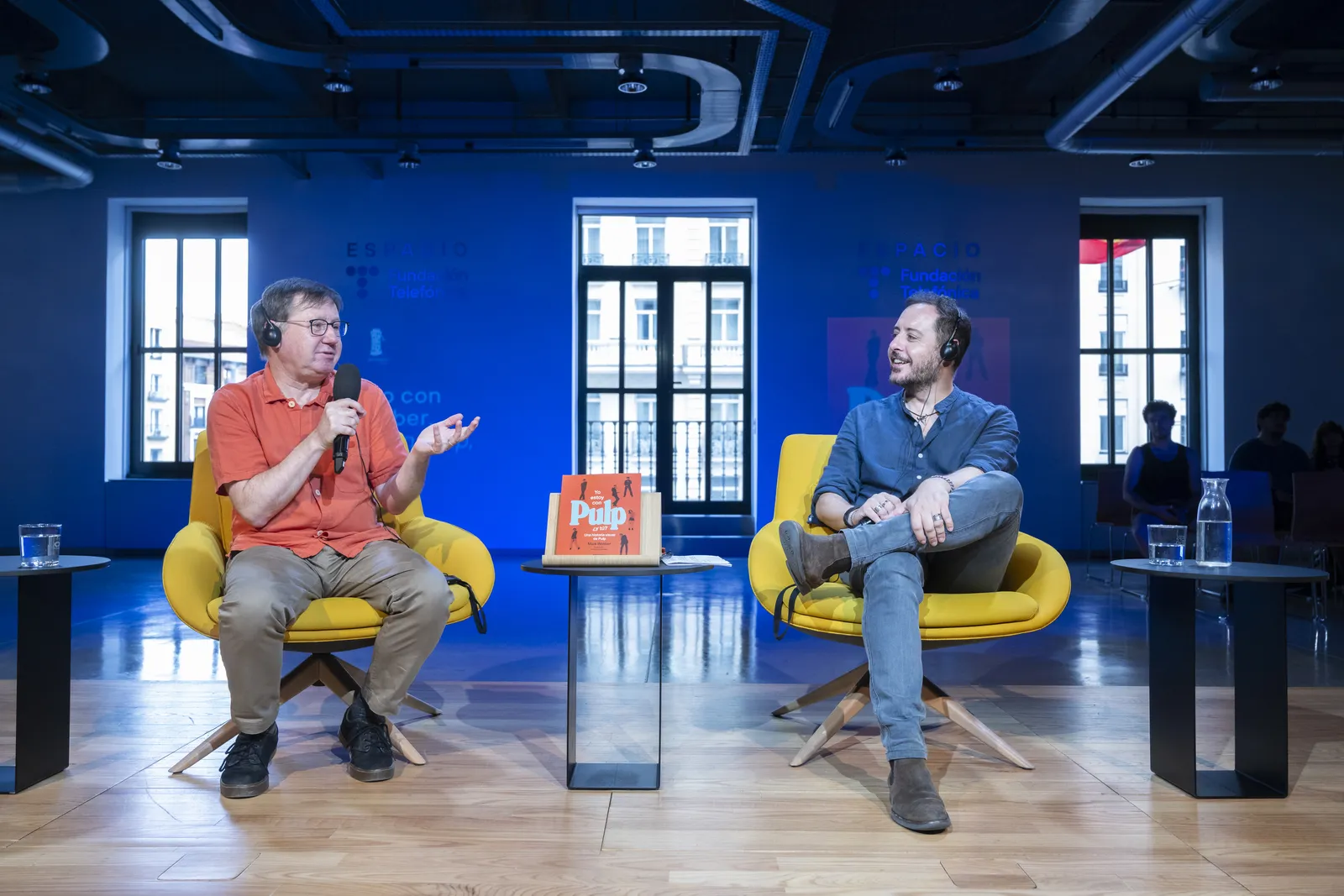 Un momento del encuentro entre Fernando Navarro y Mark Webber para presentar su libro acerca de Pulp