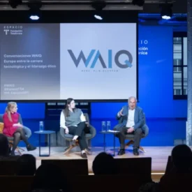 Escenario con tres personas en uno de los encuentros Conversaciones WAIQ