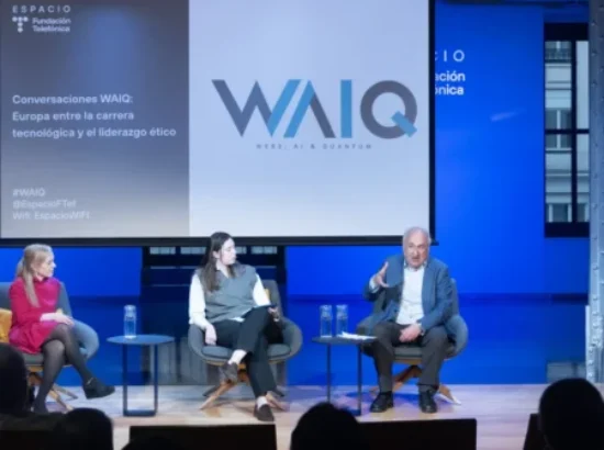 Escenario con tres personas en uno de los encuentros Conversaciones WAIQ