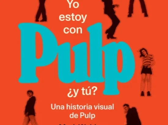 Portada en color naranja con grandes letras azules que dicen 'Pulp', y texto en blanco 'Yo estoy con' seguido de '¿y tú?'—portada de un libro 'Una historia visual de Pulp' de Mark Webber (traducción de Eduardo Rabasa).