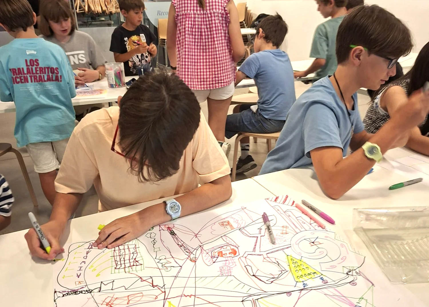 Un niño dibuja en un taller de cuántica en Espacio Fundación Telefonica
