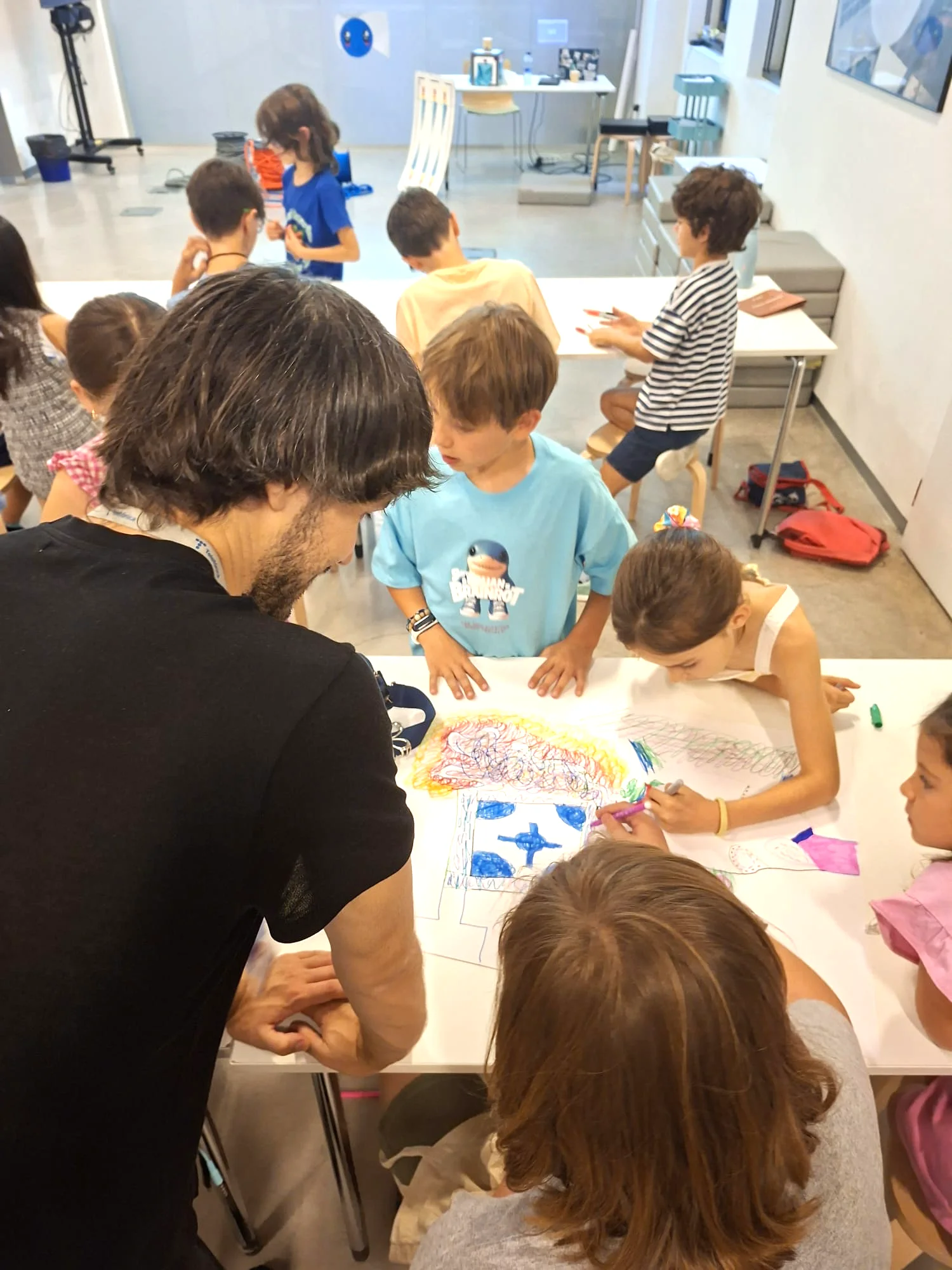 Un niño y una niña dibujan en un taller de cuántica