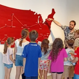 Foto durante una visita-taller para familias (adultos y peques) en torno a la exposición “Robert Frank & Los Americanos”.