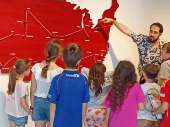 Foto durante una visita-taller para familias (adultos y peques) en torno a la exposición “Robert Frank & Los Americanos”.