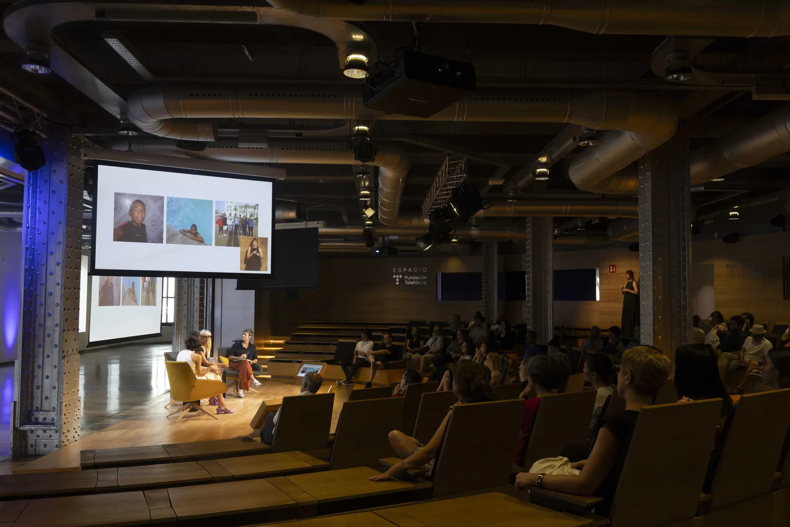 Un momento de la última sesión de PHotoESPAÑA en Espacio Fundación Telefónica con la participación de las artistas y fotógrafas, Tanit Plana y Paula Artés. El evento ha estado moderado por Maria Santoyo, directora de PHotoESPAÑA.