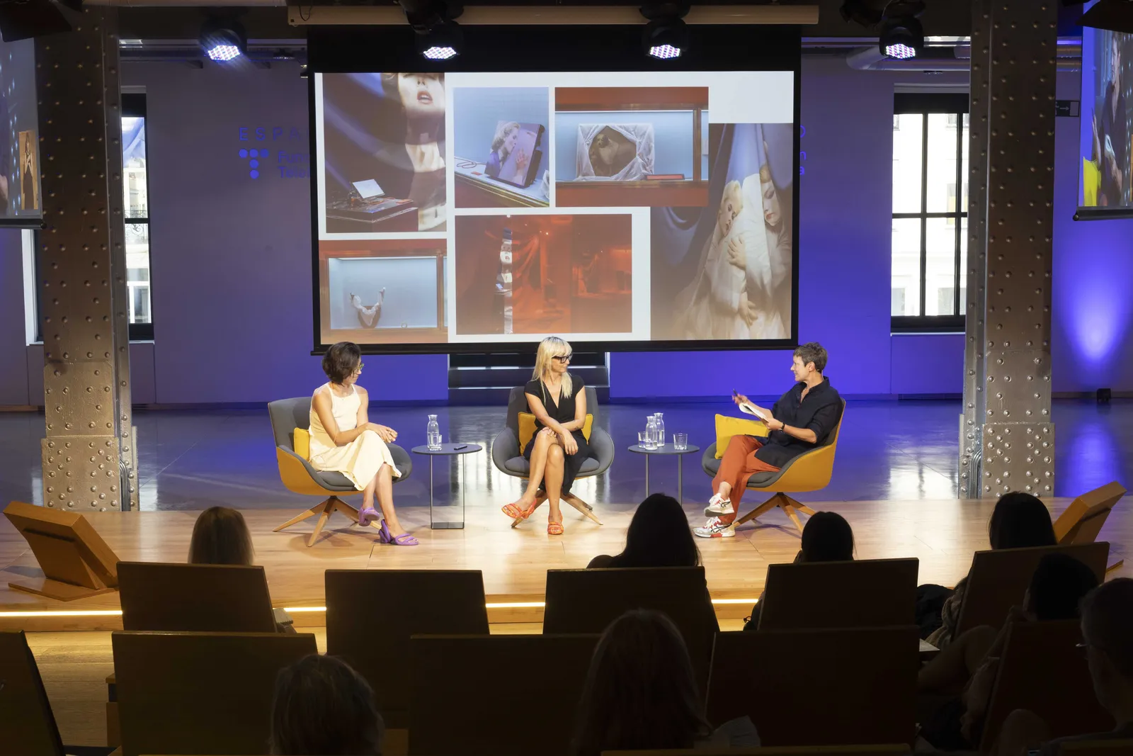 Un momento de la última sesión de PHotoESPAÑA en Espacio Fundación Telefónica con la participación de las artistas y fotógrafas, Tanit Plana y Paula Artés. El evento ha estado moderado por Maria Santoyo, directora de PHotoESPAÑA.