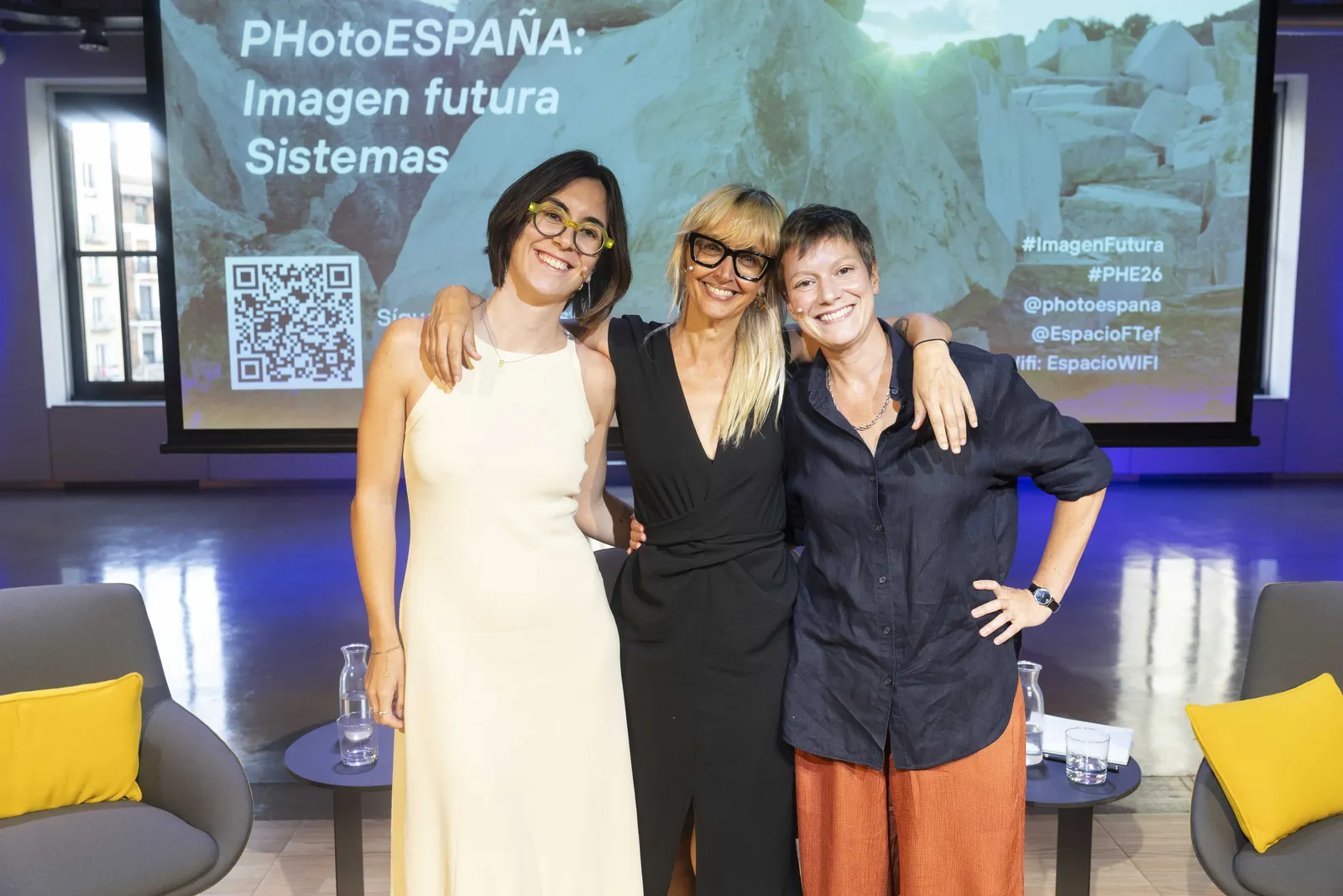Un momento de la última sesión de PHotoESPAÑA en Espacio Fundación Telefónica con la participación de las artistas y fotógrafas, Tanit Plana y Paula Artés. El evento ha estado moderado por Maria Santoyo, directora de PHotoESPAÑA.