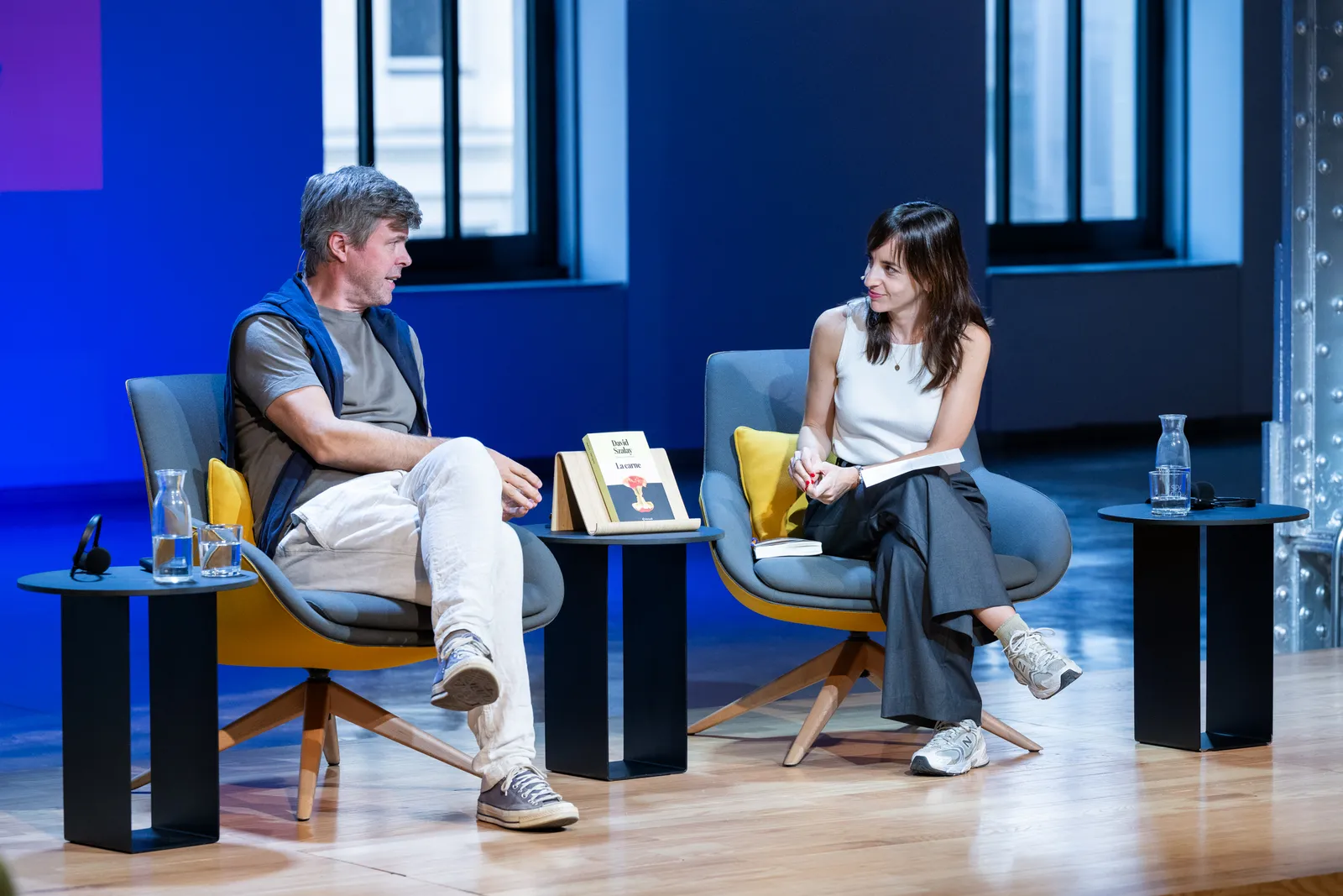 Un momento de la presentación de 'La carne', de David Szalay, quien estuvo acompañado de Marta Jiménez Serrano