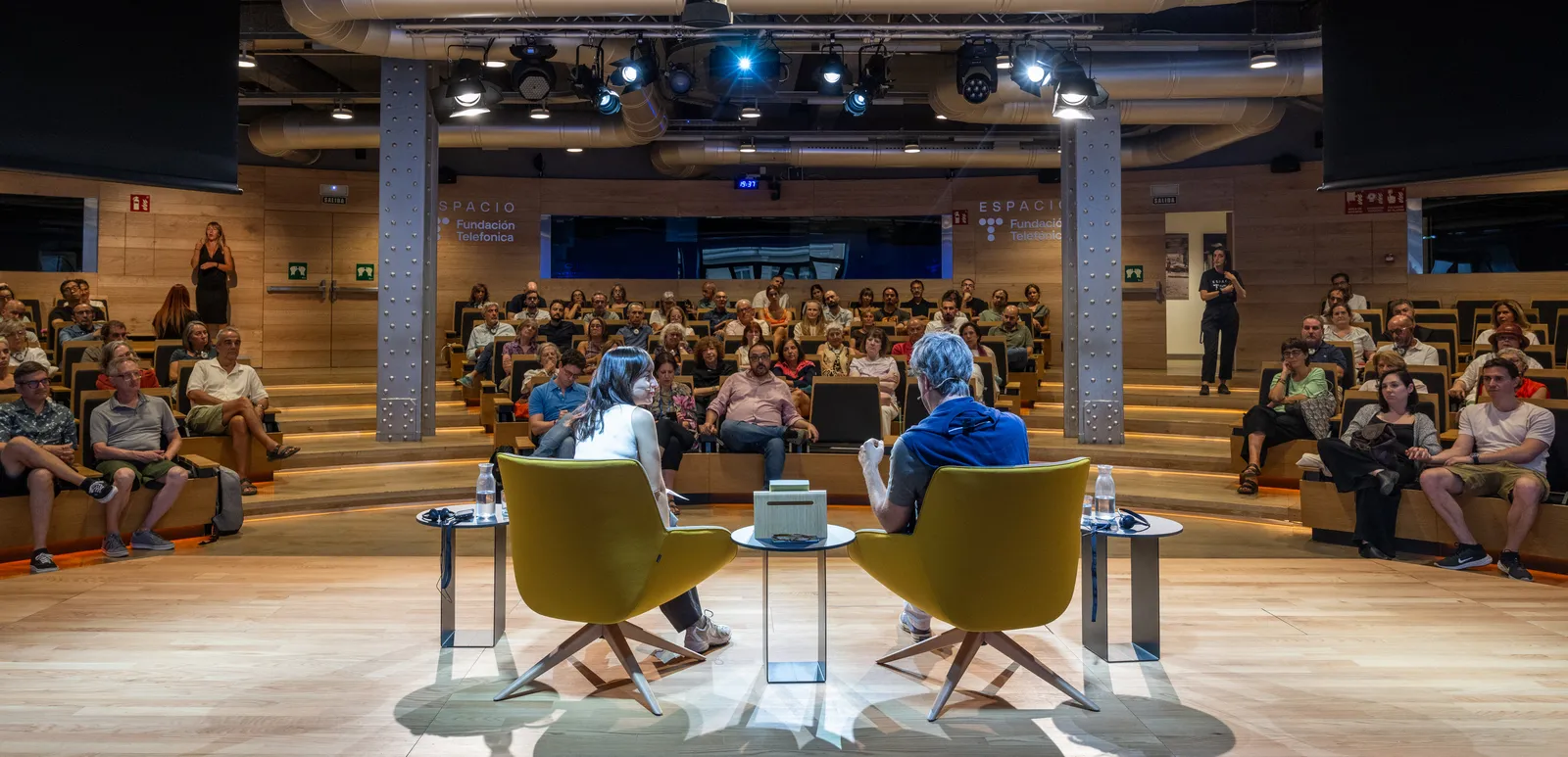 Un momento de la presentación de 'La carne', de David Szalay, quien estuvo acompañado de Marta Jiménez Serrano