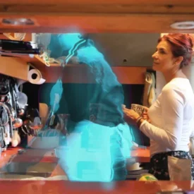 Alicia Framis junto a su marido Ia en la cocina