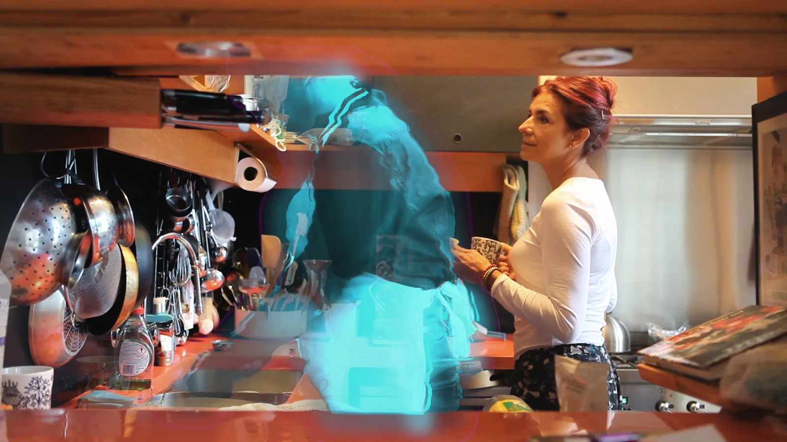 Alicia Framis junto a su marido Ia en la cocina | Espacio Fundación Telefónica Alicia Framis junto a su marido Ia en la cocina