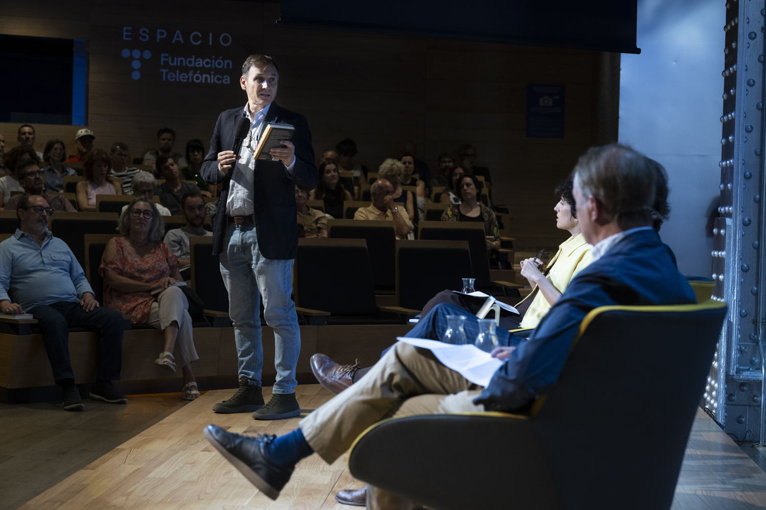 Agustín Fernández Mallo, ha regresado a nuestro auditorio acompañado de María Jesús Espinosa de los Monteros para presentarnos el ensayo El ángel de la Inteligencia Artificial.