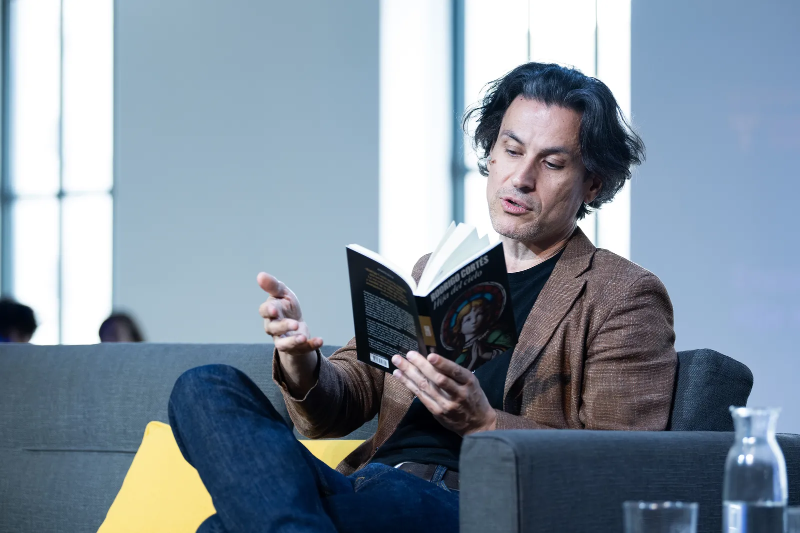 Hemos recibido en nuestro auditorio al escritor y director de cine Rodrigo Cortés, que ha compartido con nosotros las claves de su último libro Hija del cielo.