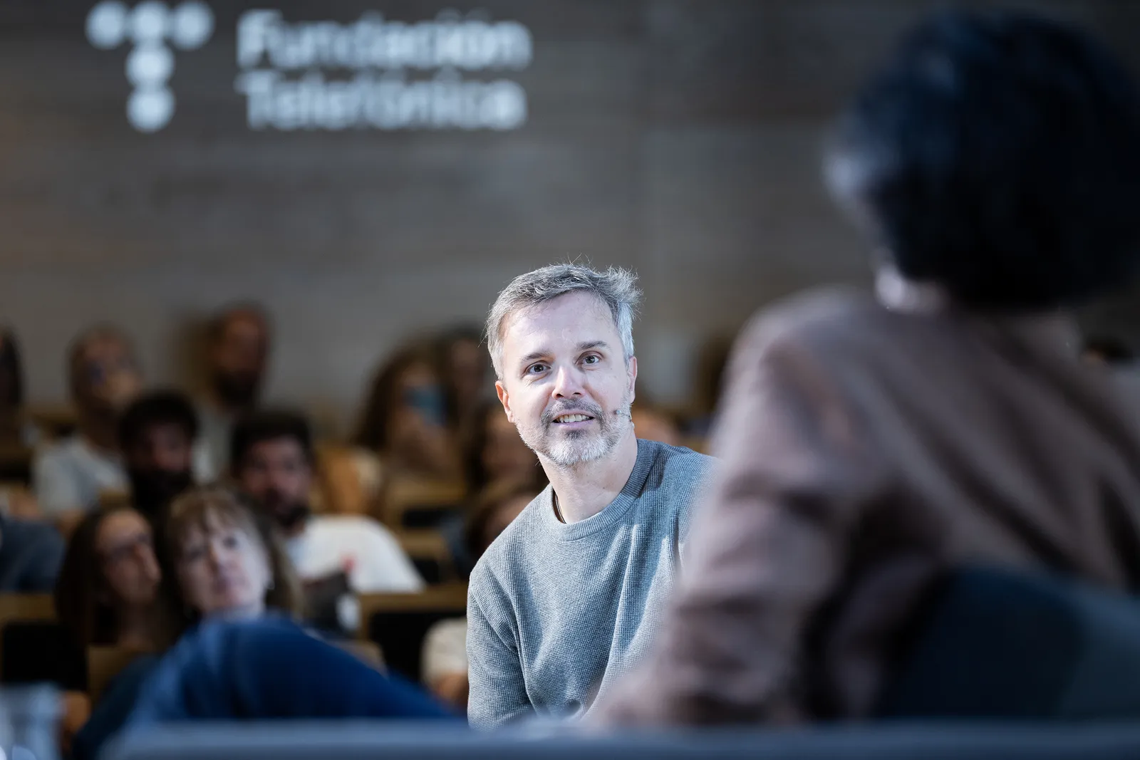 Hemos recibido en nuestro auditorio al escritor y director de cine Rodrigo Cortés, que ha compartido con nosotros las claves de su último libro Hija del cielo.