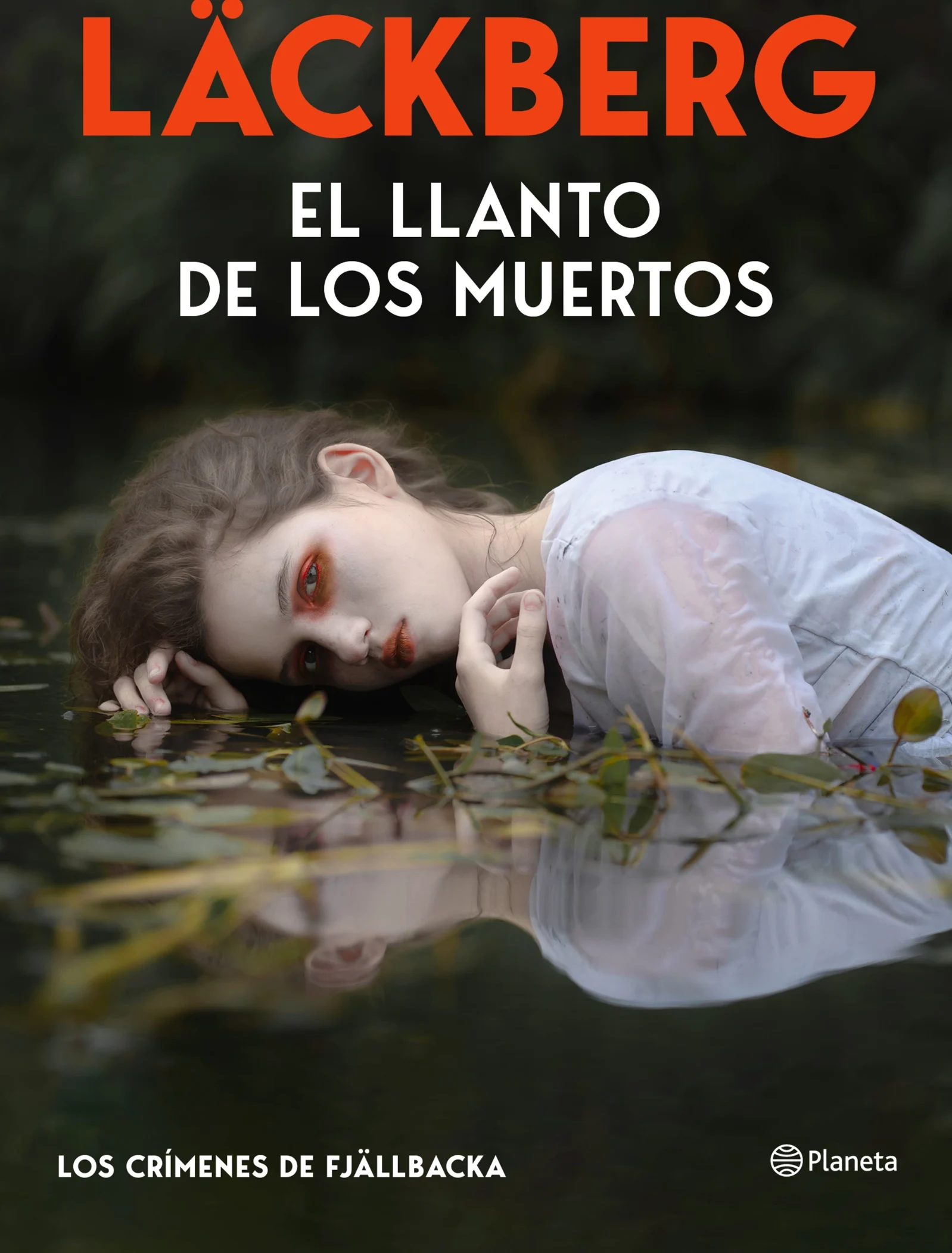 Imagen de portada del libro 'El llanto de los muertos' | Espacio Fundación Telefónica Poster for Camilla Läckberg's novel 'El llanto de los muertos' showing a woman lying partially submerged in water with a blurred natural background; Planeta logo at bottom right.