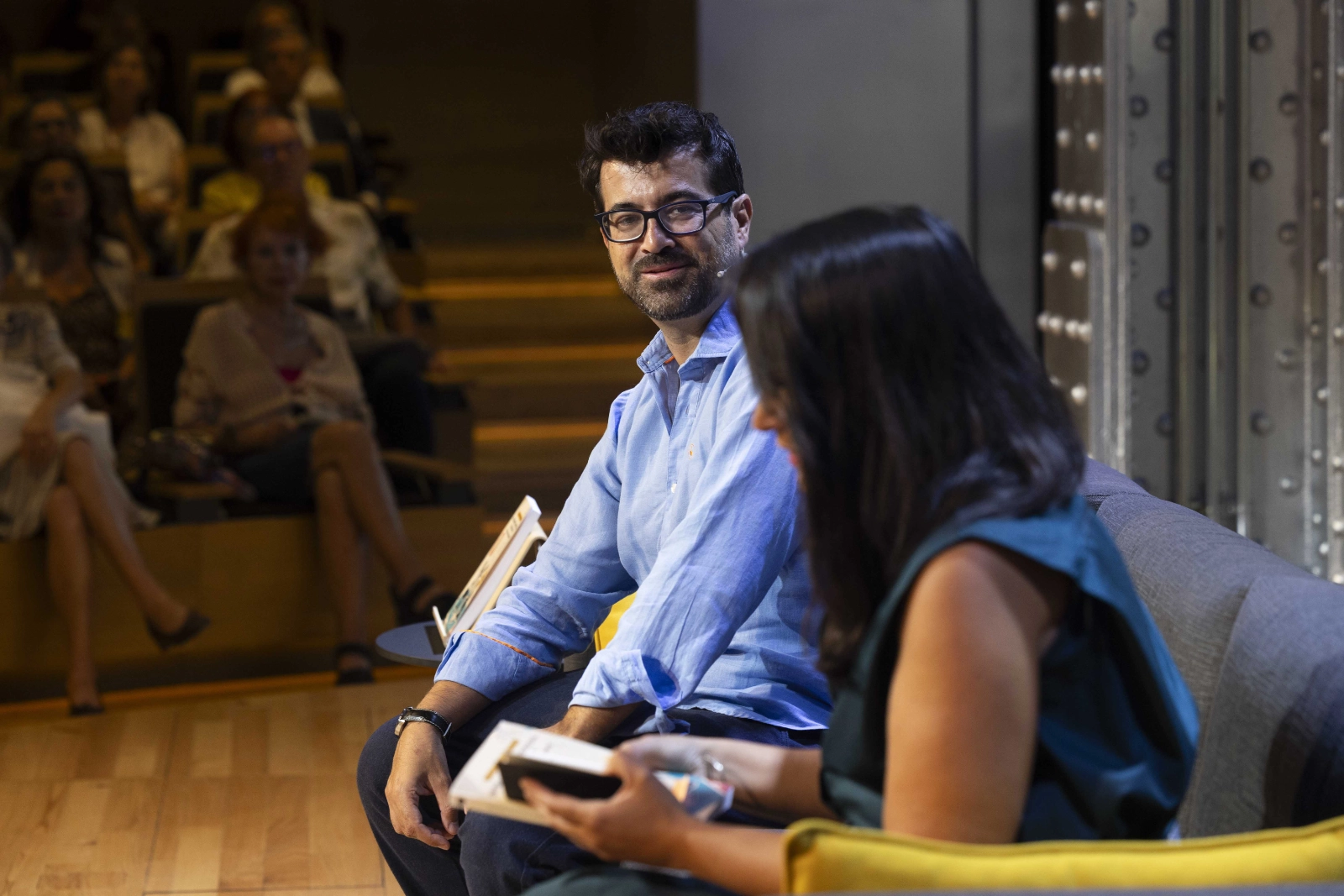 Un momento del encuentro con César y Montse Poyatos 'Inteligencia artificial y educación: un viaje apasionante'