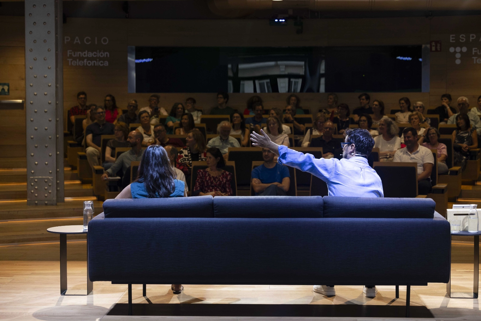 Un momento del encuentro con César y Montse Poyatos 'Inteligencia artificial y educación: un viaje apasionante'