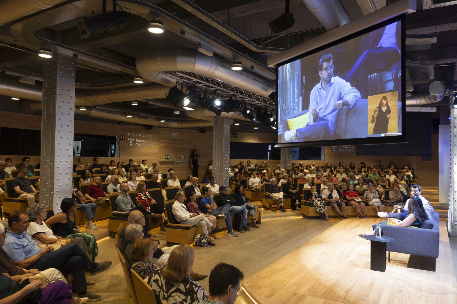 Un momento del encuentro con César y Montse Poyatos 'Inteligencia artificial y educación: un viaje apasionante'