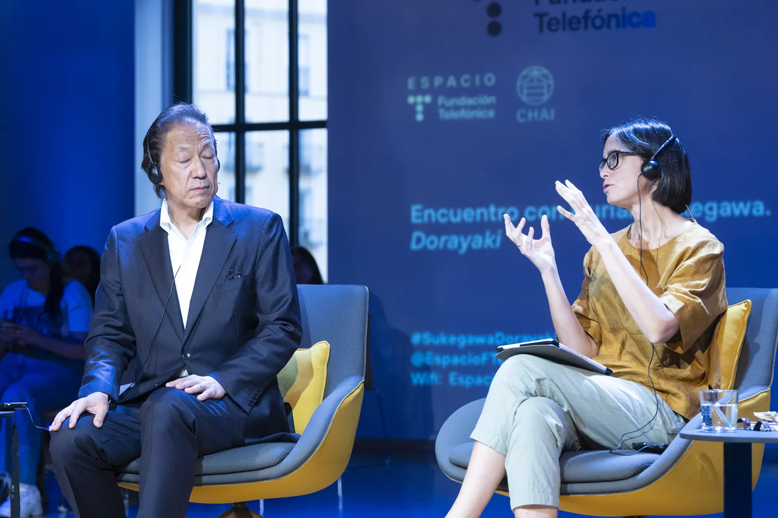 Durian Sukegawa, el autor del bestseller internacional Dorayaki, acompañado de la escritora y periodista Inés Martín Rodrigo