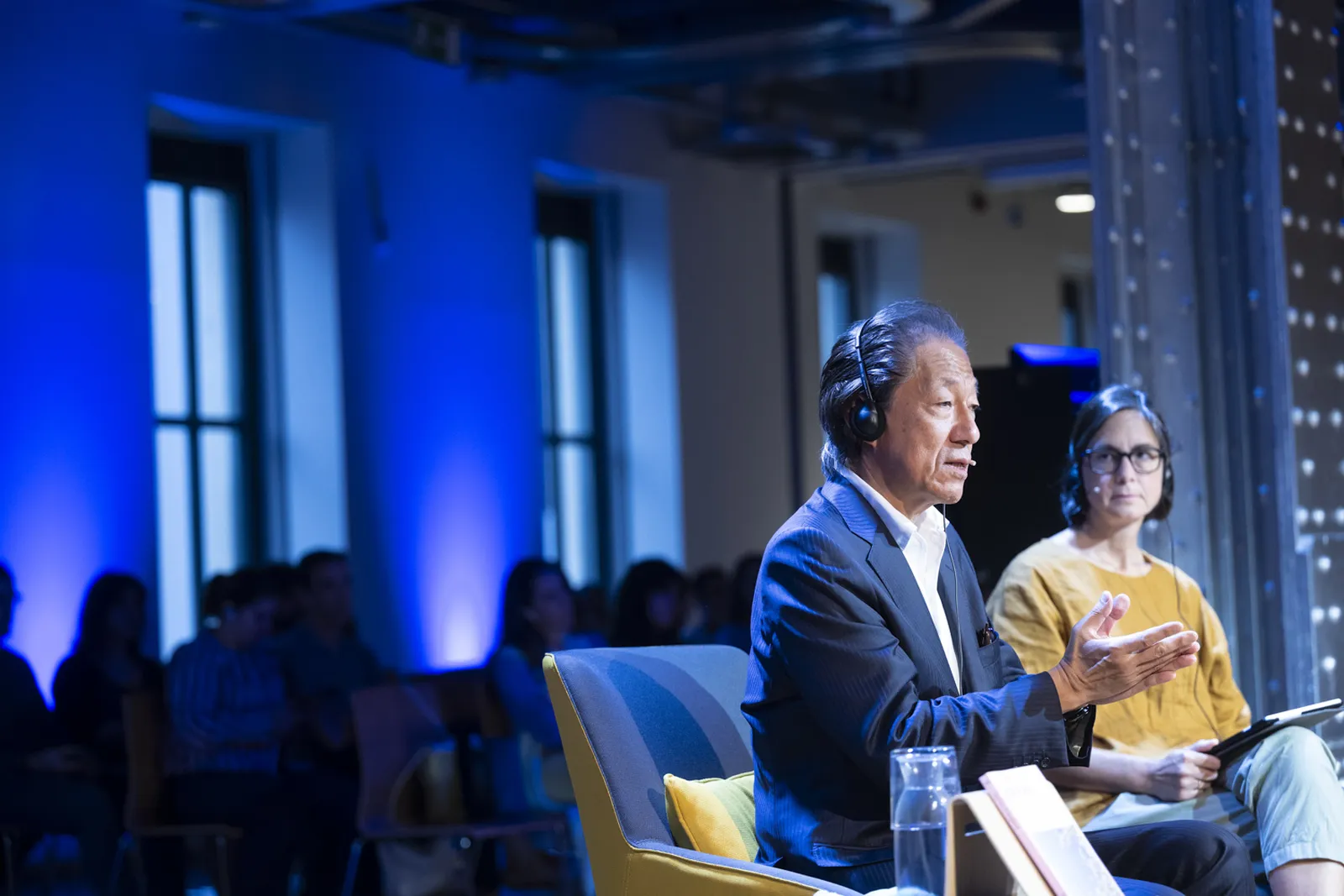 Durian Sukegawa, el autor del bestseller internacional Dorayaki, acompañado de la escritora y periodista Inés Martín Rodrigo