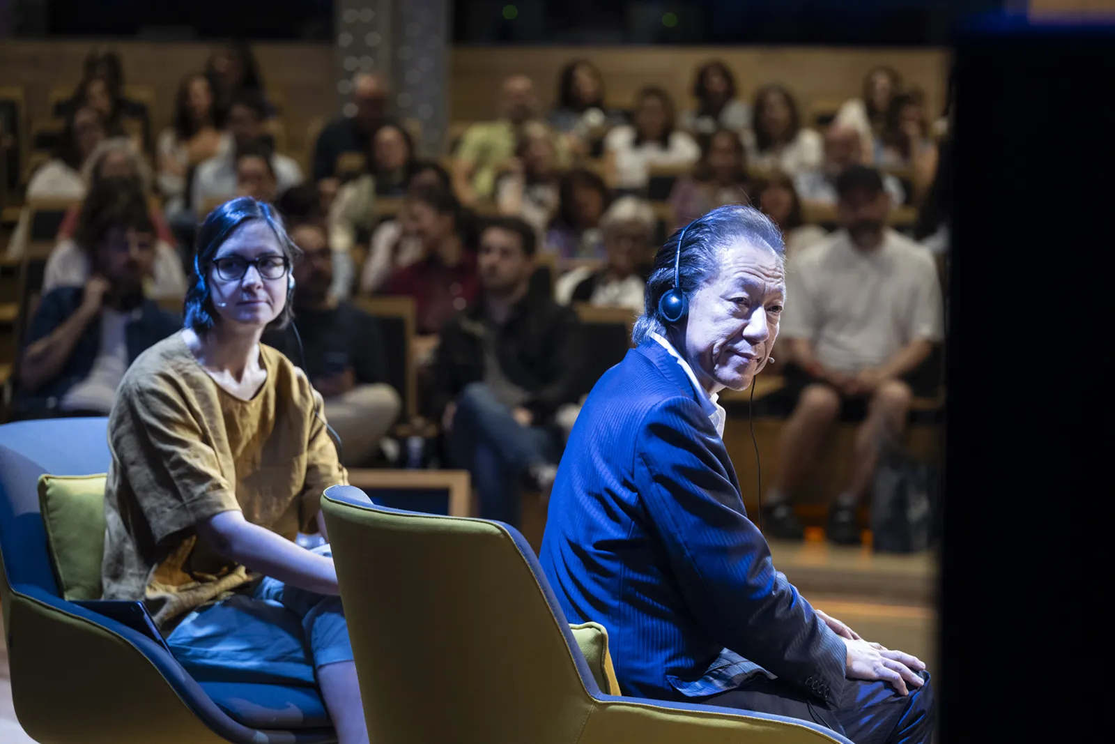 Durian Sukegawa, el autor del bestseller internacional Dorayaki, acompañado de la escritora y periodista Inés Martín Rodrigo