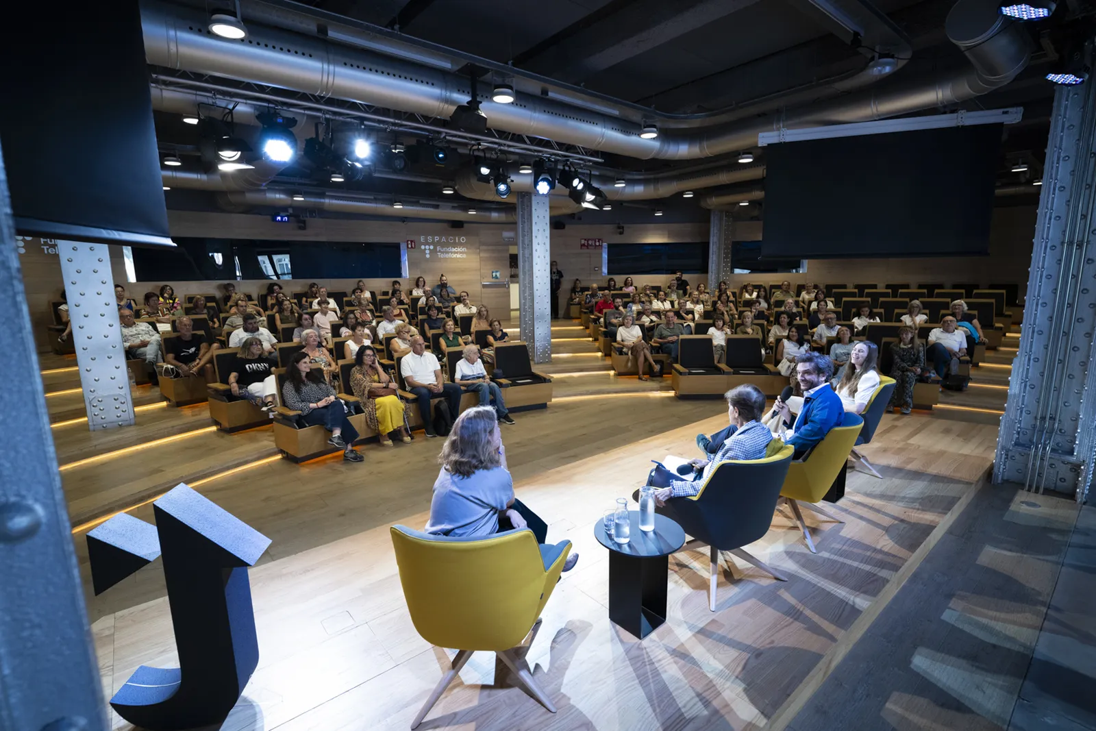 Un momento de la charla intergeneracional juntará a Adela Cortina, catedrática de Ética y Filosofía Política en la Universidad de Valencia, Santiago Liniers, subdirector General de Aspen Institute España y Mariia Chizhikova, ingeniera de modelos de lenguaje en SIDN Digital Thinking. El encuentro estará moderado por Eva Catalán, periodista, filóloga y editora de la sección de Educación en The Conversation.