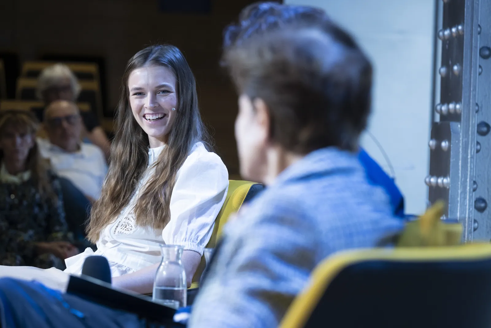 Un momento de la charla intergeneracional juntará a Adela Cortina, catedrática de Ética y Filosofía Política en la Universidad de Valencia, Santiago Liniers, subdirector General de Aspen Institute España y Mariia Chizhikova, ingeniera de modelos de lenguaje en SIDN Digital Thinking. El encuentro estará moderado por Eva Catalán, periodista, filóloga y editora de la sección de Educación en The Conversation.