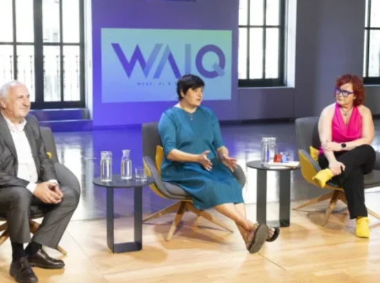 Tres ponentes en el escenario de conversaciones WAIQ